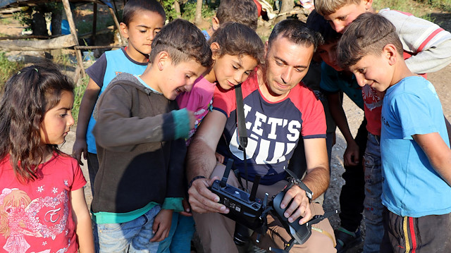 İlk kez drone gören çocukların heyecanı