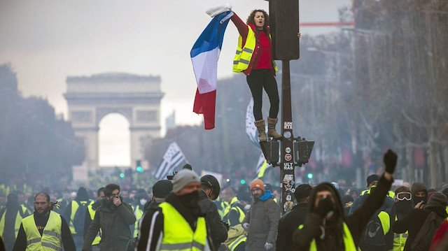 Fransa'da sarı yelekliler gösterilerin 35. haftasında sokaklarda.