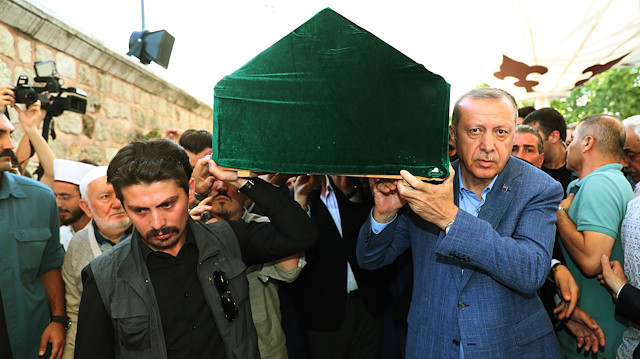 Cumhurbaşkanı Erdoğan, Eygi'nin tabutunu omuzladı.