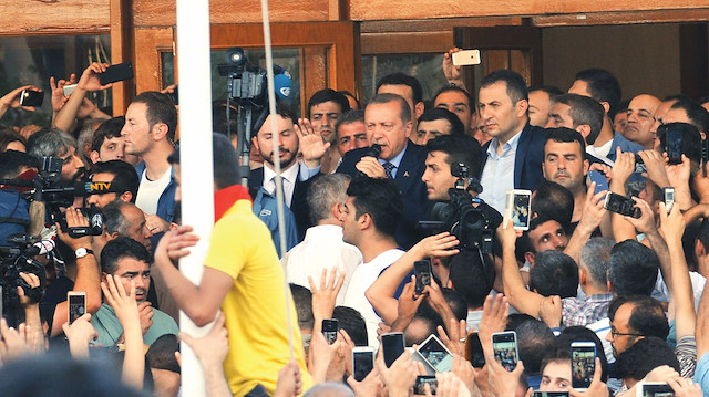 15 Temmuz gecesi Cumhurbaşkanı Erdoğan’ın İstanbul’a gelerek Atatürk Havalimanı’nda yaptığı açıklama, Türkiye için dönüm noktası oldu.