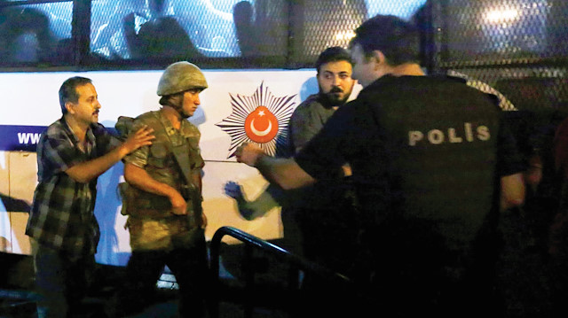 Darbe girişimine katılan askerler gözaltına alındı.