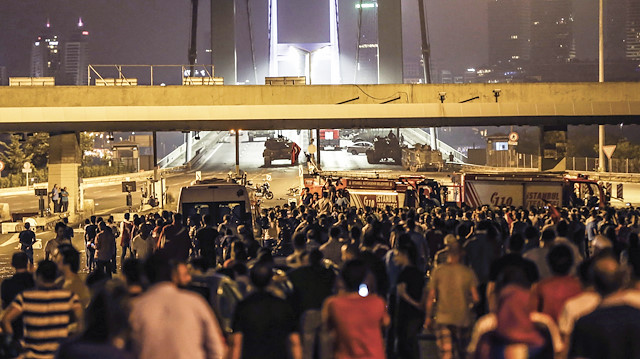Halk, köprüyü kapatan FETÖ'cülere karşı dimdik ayakta durdu.