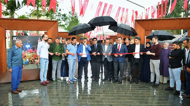 Sergi açılışına vatandaşlar yağmurlu havaya rağmen yoğun ilgi gösterdi.
