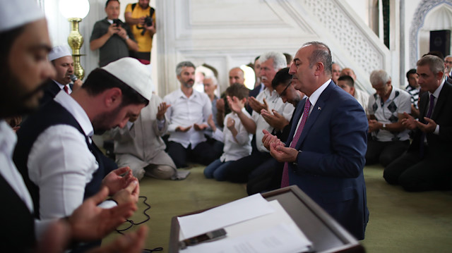 Bakan Çavuşoğlu, Üsküp'teki Mustafa Paşa Camisi'nde düzenlenen "15 Temmuz Şehitleri Anma ve Kur'an Tilaveti Programı"na katıldı.