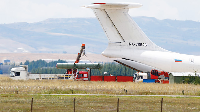 Rus Hava Kuvvetleri’ne ait Ilyushin Il-76 ve Antonov An-124 tipi kargo uçakları sistemleri Ankara’ya taşıyor.