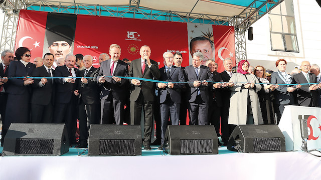  Açılış törenine Bosna Hersek Halklar Meclisi Başkanı Bakir İzzetbegoviç de katıldı. Kurdele kesiminde Devlet Bahçeli, Kemal Kılıçdaroğlu, Meral Akşener, bakanlar ve milletvekilleri de bulundu.