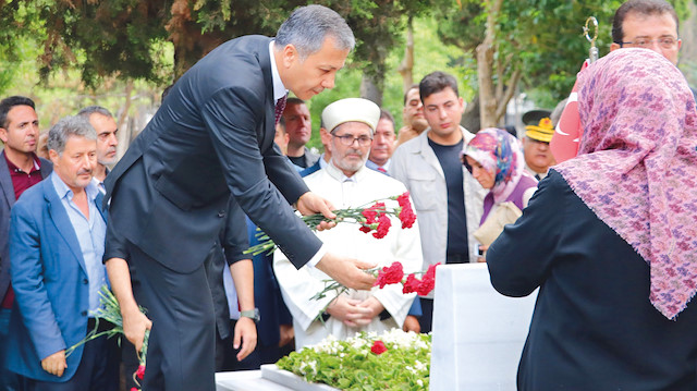 İstanbul Valisi Ali Yerlikaya, 15 Temmuz şehitlerine dua ederek, kabirlerine karanfil bıraktı.