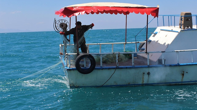 Van Gölü’nde avcılık yaparak geçimini sağlayan 81 balıkçı ağlarını suya attı.