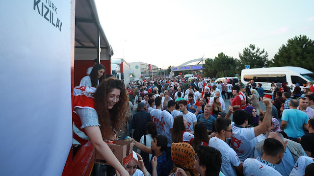 15 Temmuz etkinliklerinde vatandaşlara Ülker ürünleri dağıtıldı.