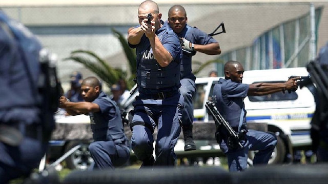 Cape Town'da hafta sonundan bu yana kimliği belirsiz silahlı kişilerce saldırılar gerçekleştirildi.