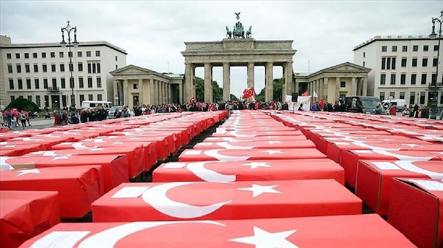 251 تابوتًا ملفوفًا بالعلم التركي في قلب برلين