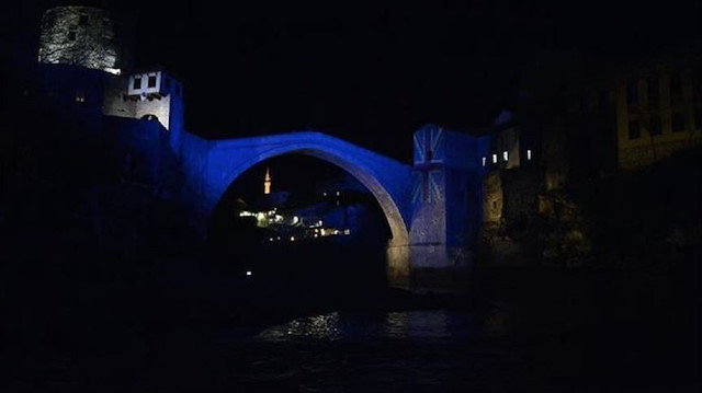 مكتبة سراييفو وجسر "موستار" التاريخيين بالبوسنة يتزيّنان بالعلم التركي