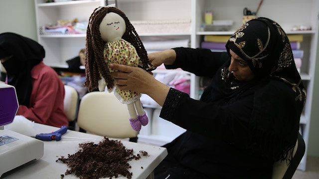 Syrian women make toys for living in Turkey’s Hatay