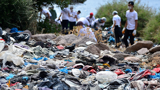 Genç İHH ile birlikte Ayvacık'a giden 65 gönüllü sahildeki atıkları temizledi.