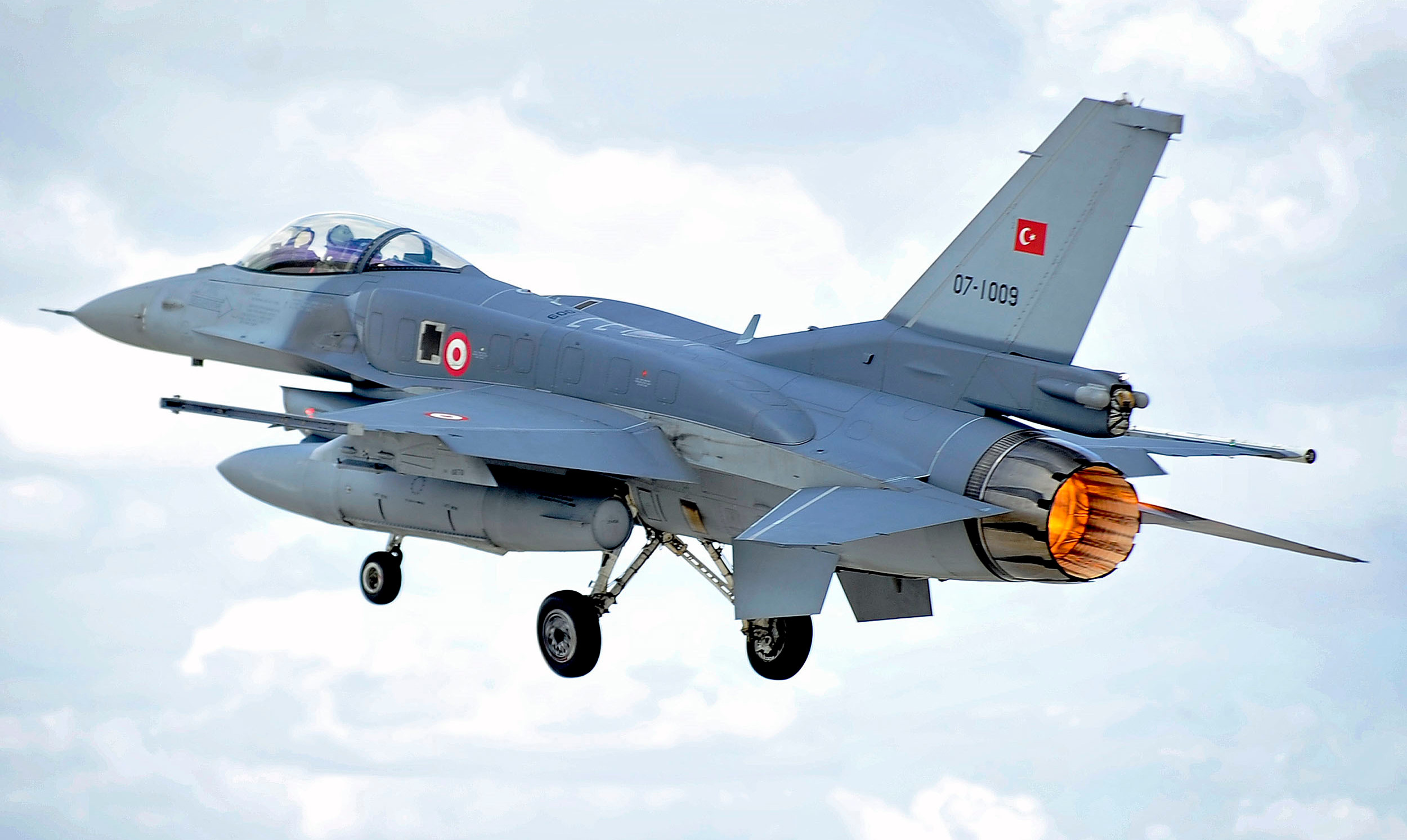 Türkiye, F-16 savaş uçaklarını çeşitli modernizasyonların ardından etkin bir şekilde kullanmaya devam ediyor.