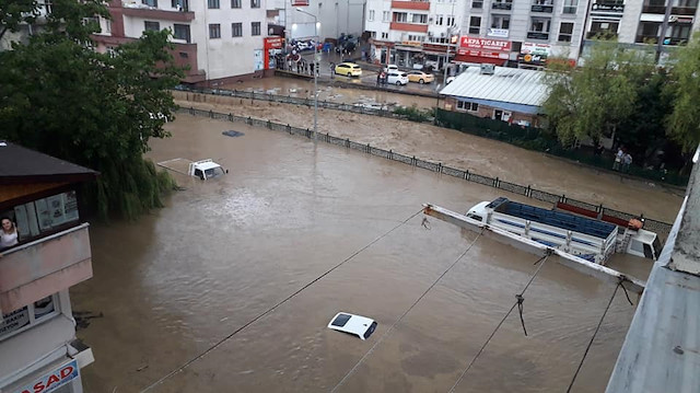 Düzce'de etkili olan kuvvetli yağış nedeniyle bazı iş yerlerini, cadde ve sokakları su bastı. 