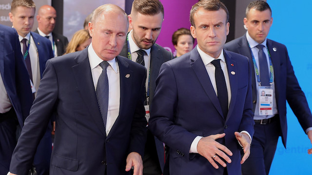 Russia's President Vladimir Putin (L) speaks with his French counterpart Emmanuel Macron during a meeting on the sidelines of the G20 summit in Buenos Aires, Argentina November 30, 2018. Picture taken November 30, 2018. Sputnik/Mikhail Klimentyev/
