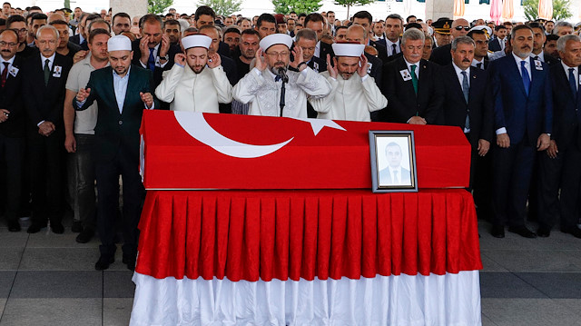 Şehidin cenaze namazını Diyanet İşleri Başkanı Ali Erbaş kıldırdı.