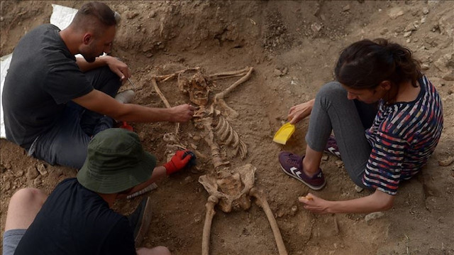 Kazı çalışmalarının hemen başında çok ilginç bir insan iskeleti ile karşılaştılar. 