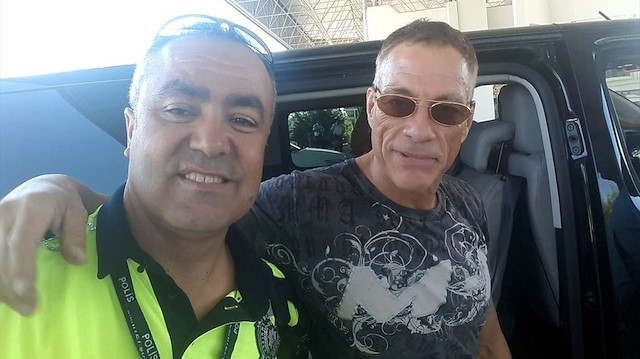 Dünyaca ünlü aktör Jean Claude Van Damme polis memuruyla fotoğraf çektirdi.