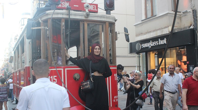 Halatı kopan tramvayı gören vatandaşlar krizi fırsata çevirerek fotoğraf yarışına girdi.