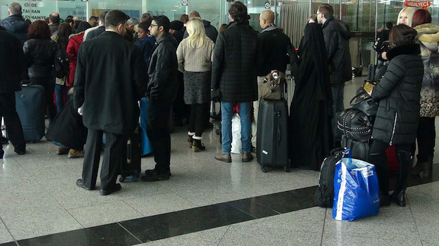 Havalimanında uçağa binmek için sıra bekleyen yolcular. Fotoğraf: Arşiv.