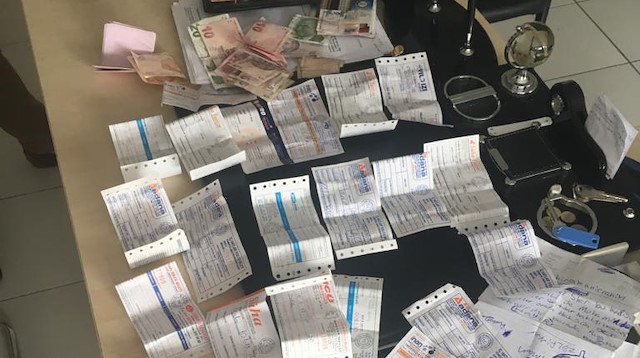 Vatandaşları dolandıran kişinin cebinden 26 geçerli bilet ve 193 lira çıktı.