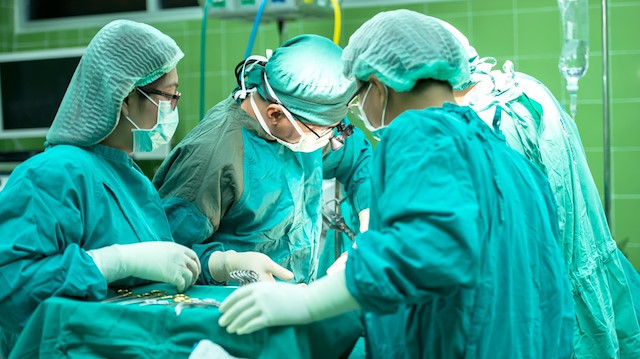Ameliyat yapan doktorlar. Fotoğraf: Arşiv.