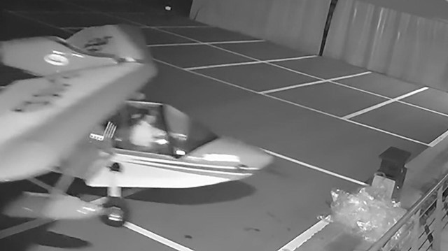 13 yaşındaki çocuğun uçak çalma girişimi kameralara takıldı.