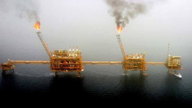 FILE PHOTO: Gas flares from an oil production platform at the Soroush oilfields in the Persian Gulf, south of the capital Tehran, July 25, 2005. REUTERS/Raheb Homavandi/File Photo

