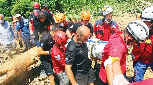 Ekipler tarafından sedyeye koyulan Töngel’in cenazesi, cenaze aracına götürüldü.