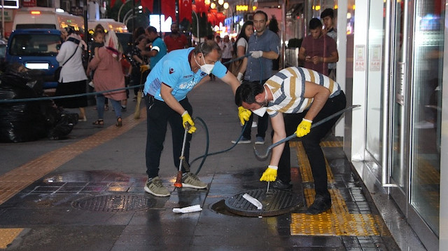 Belediyeye bağlı temizlik görevlilerince sokaklar dezenfekte edildi.