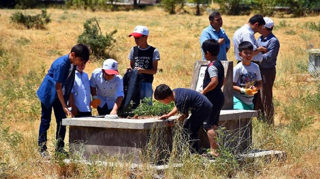 Yaz Kuran Kursu'na katılan çocuklar, şehir merkezindeki mezarlığı temizledi. 