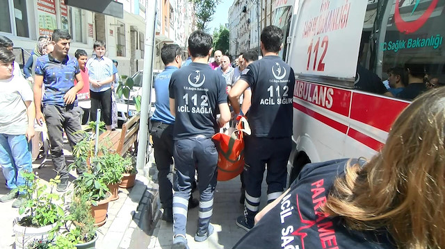 Yaralılar ambulanslarla hastaneye kaldırıldı.