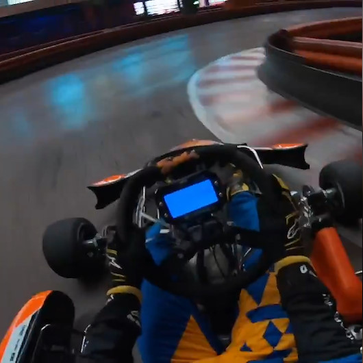 F1 pilotu Carlos Sainz go-kart aracı kullandı