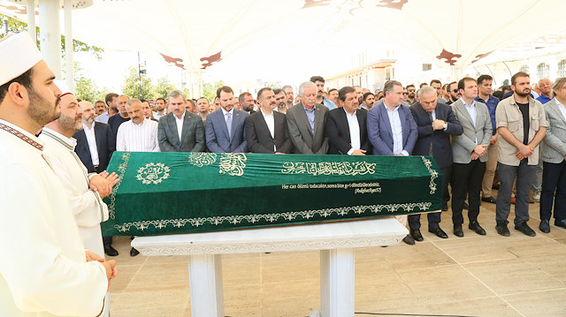 Fatih Camii’nde kılınan cenaze namazının ardından merhum Ahmet Çimen, Topkapı Kozlu Mezarlığı’nda toprağa verildi.