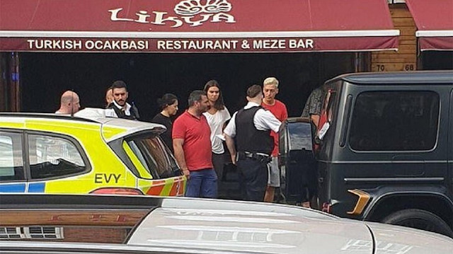 Türk asıllı futbolcu Mesut Özil'e Londra'da restoran çıkışında eli bıçaklı bir adam saldırı girişiminde bulundu.