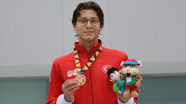 Swimmer Berke Saka wins a silver medal in boys’ 200-meter backstroke