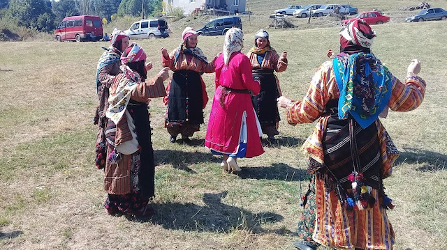 Festivalde birçok kadın da yöresel kıyafetleriyle Emel Örgün'ün türküleri ile yöre oyunları oynadılar. 