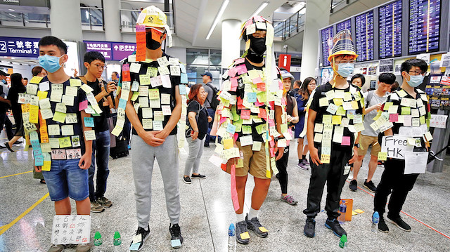 Göstericiler, Hong Kong’da hüküm giyen veya haklarında suç isnadı olan kişilerin Çin’e, Makao Özel İdare Bölgesi’ne ve Tayvan’a iadesini kolaylaştıran yasa tasarısının tamamen iptalini istiyor.