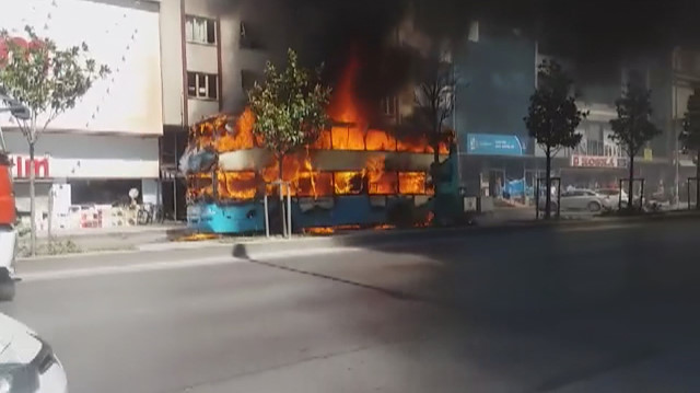 Esenyurt'ta çift katlı özel halk otobüsü yandı 