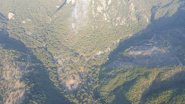 İzmir'de Karagöl Tabiat Parkı'nda yangın çıktı.