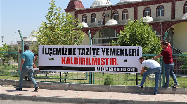 "İlçemizde taziye yemekleri kaldırılmıştır" yazısı asıldı. 