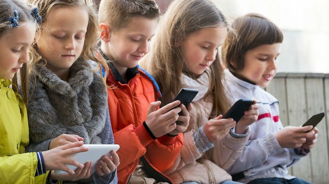Uzmanlar 12 yaşından küçük çocuklara cep telefonu, tablet gibi cihazları vermemek gerektiğini söylüyor.