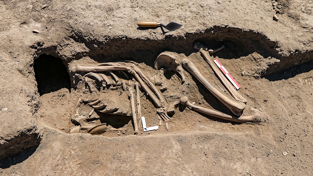 2 bin 700 yıllık kafatası olmayan kadın iskeleti