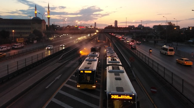 Yangın nedeniyle Beylikdüzü istikametinde yaklaşık 15 dakika metrobüs seferleri yapılamadı.