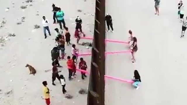 ABD-Meksika sınırı bu kez çocukları birleştirdi