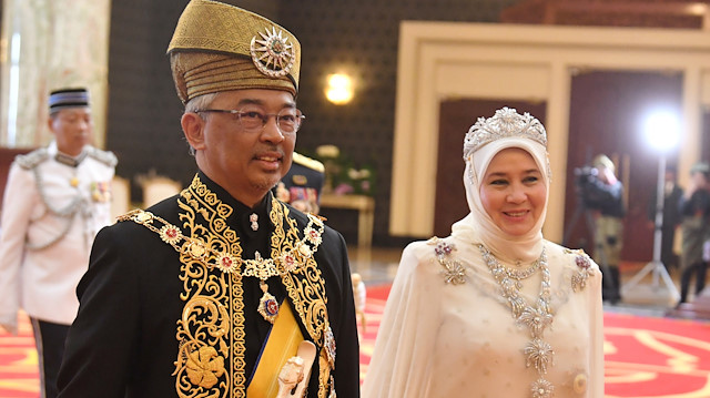 Sultan Abdullah ve eşi Azizah Aminah Maimunah Iskandariah. 