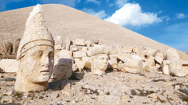 Nemrut dağında bulunan Kommagene Krallığı'na ait 50 metre yüksekliğinde, 150 metre çapında tümülüs ve heykeller.