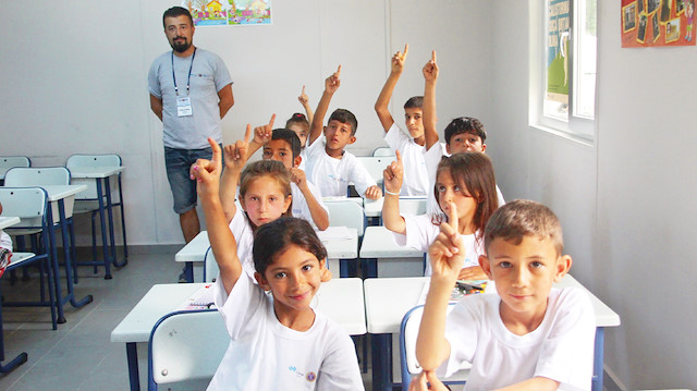 Yaklaşık 250 çocuk, Türkçe, matematik, fen ve diğer alanlarda eğitime tabi tutuluyor.